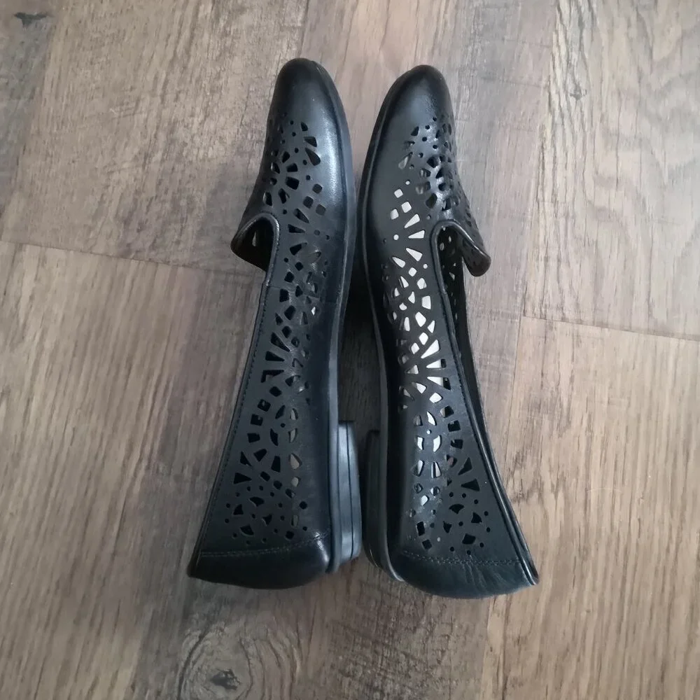 New Earth Women's Begonia Geometric Cutouts‎ Leather Comfort Flats Black Size 9B